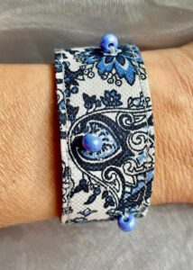 Blau-weißes Armband mit blauen Glasperlen